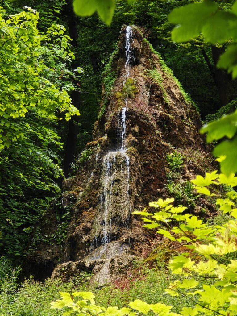 Der Gütersteiner Wasserfall fällt über die Sinterfelsen