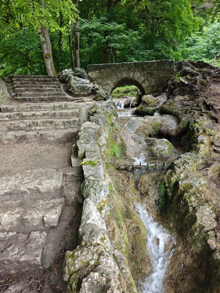 Entlang des Uracher Wasserfalls wandern