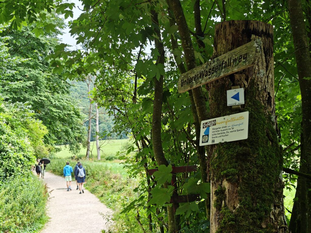 Die Uracher Wasserfall Wanderung führt durch das Maisental