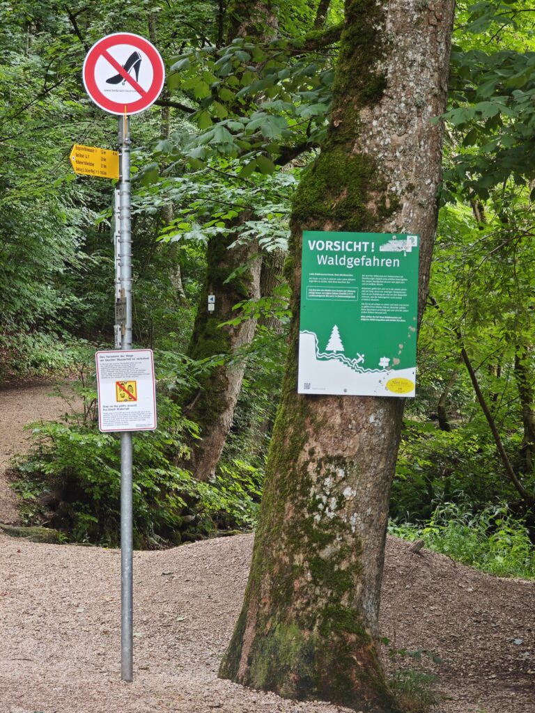 Der Aufstieg entlang des Uracher Wasserfalls ist nichts für Stöckelschuhe